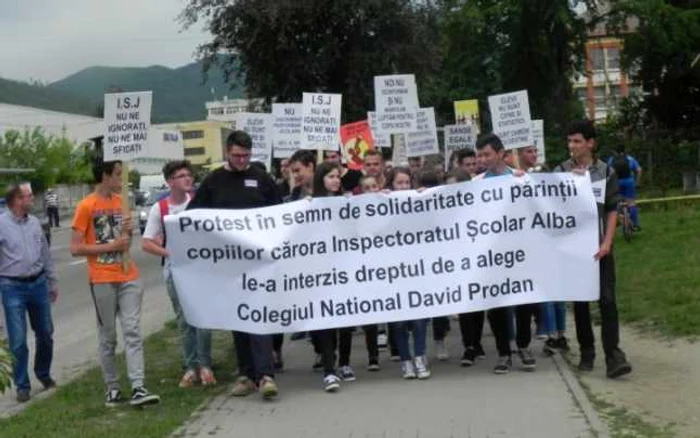 Elevii şi profesorii au protestat pe străzile oraşului Cugir