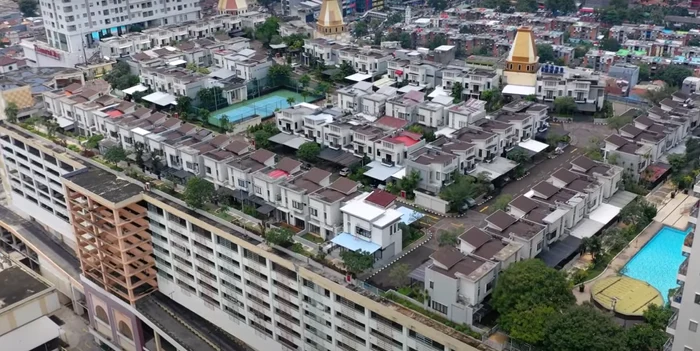 Are 78 de case, locuri de joacă, piscină și teren de tenis (foto: Captură video)