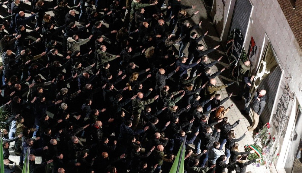 În Italia, salutul fascist nu este o infracțiune. Când poate fi făcut gestul nazist: „O victorie istorică!”