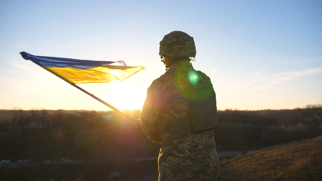 Soldat ucrainean flutură steagul țării sale FOTO SHUTTERSTOCK