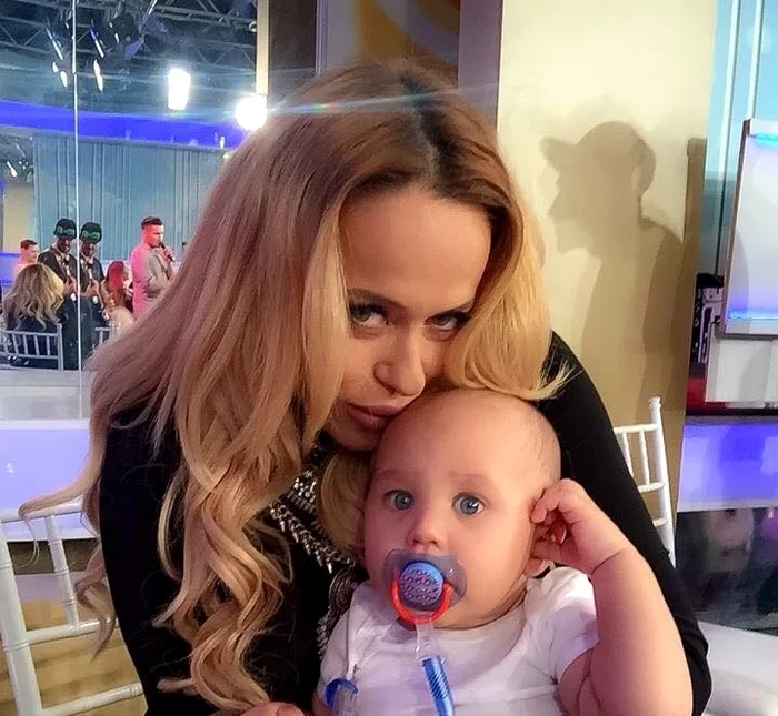 
    Anda Adam, aici în braţe cu fiul lui Velea şi al Antoniei, visa de mult să devină mamăFoto: Arhiva personală  