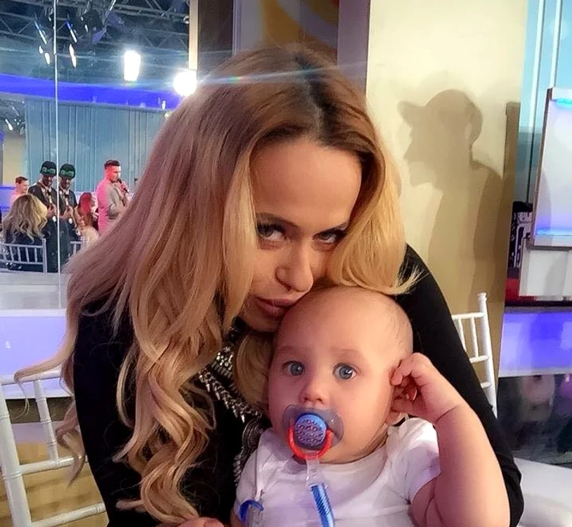
    Anda Adam, aici în braţe cu fiul lui Velea şi al Antoniei, visa de mult să devină mamăFoto: Arhiva personală  