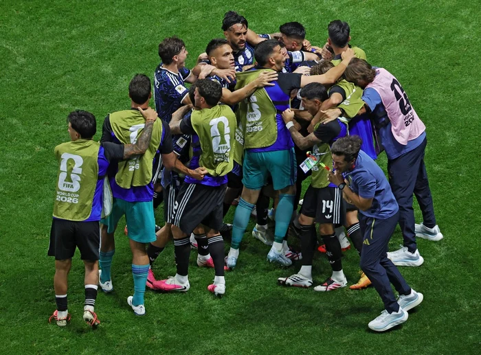 Argentinienii se bucură după ce au reușit să egaleze în semifinala cu Anglia (Foto: EPAImages)