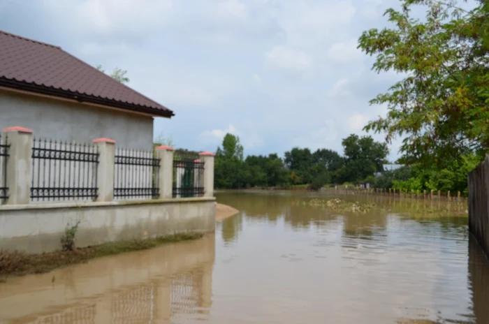 O casă a fost inundată, în ploilor