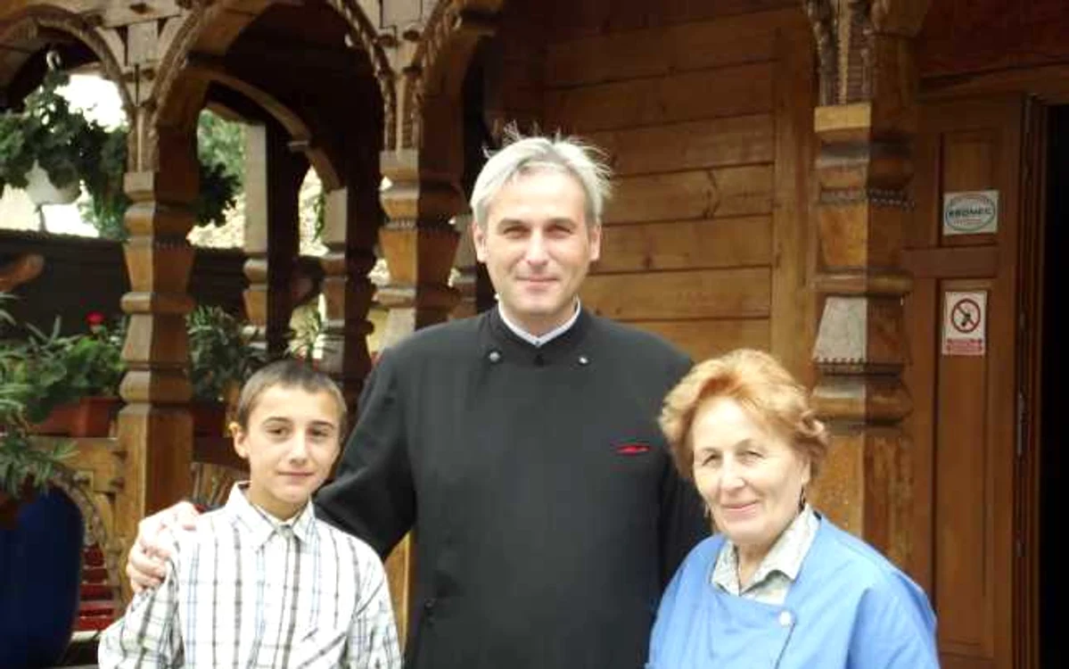 Părintele Vasile Cîrlan, alături de Marian şi mama sa FOTO M.I.