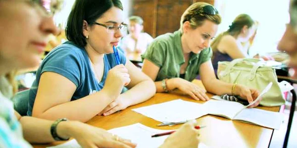 Elevii sârguincioşi sunt răsplătiţi cu burse de merit pentru note bune