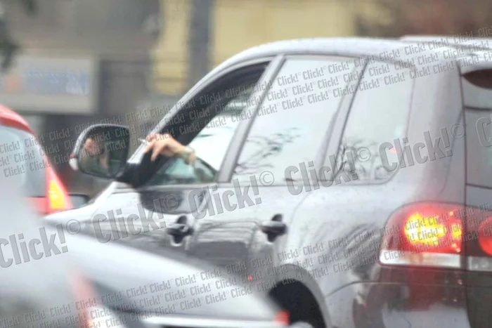 Cu plicul în care erau rezultatele analizelor, Delia a ieşit din clinica privată nu tocmai fericită. Cu toate acestea, spune că starea ei de sănătate este foarte bună (FOTOGRAFII: SORIN PUIU)