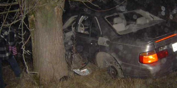 Maşina a intrat direct în copac, fiind nevoie de descarcerarea pasagerilor