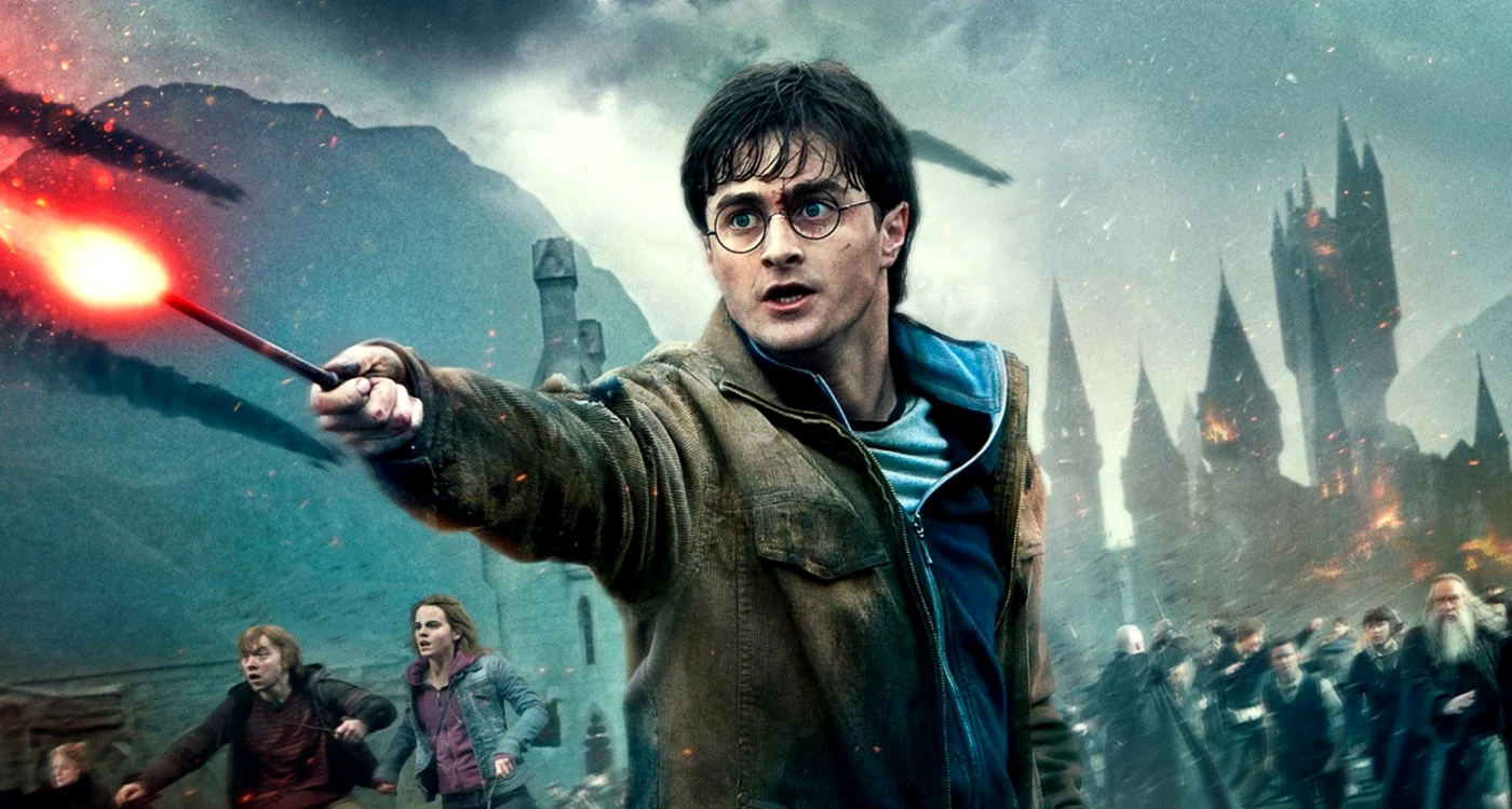 Tânărul vrăjitor numit Harry Potter, alături de prietenii lui Ron Weasley şi Hermione Granger, au cucerit întreaga lume