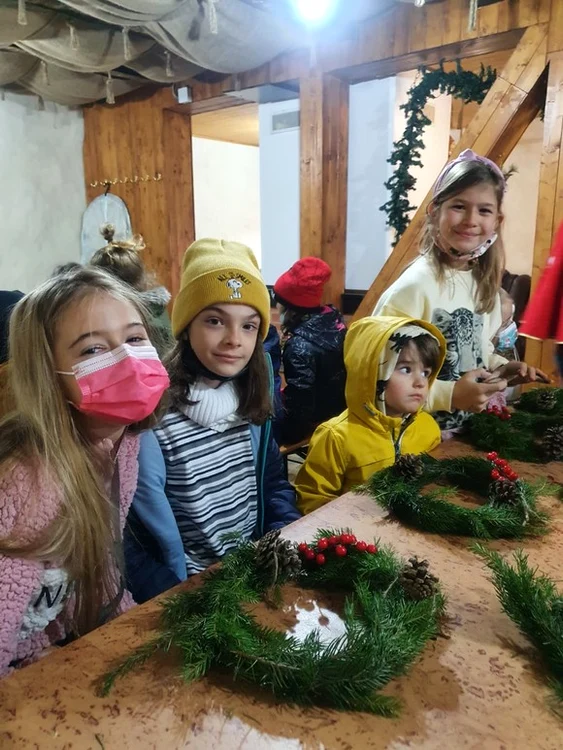 
    Nicho, în excursie la fabrica de globulețeFoto: arhiva personală  