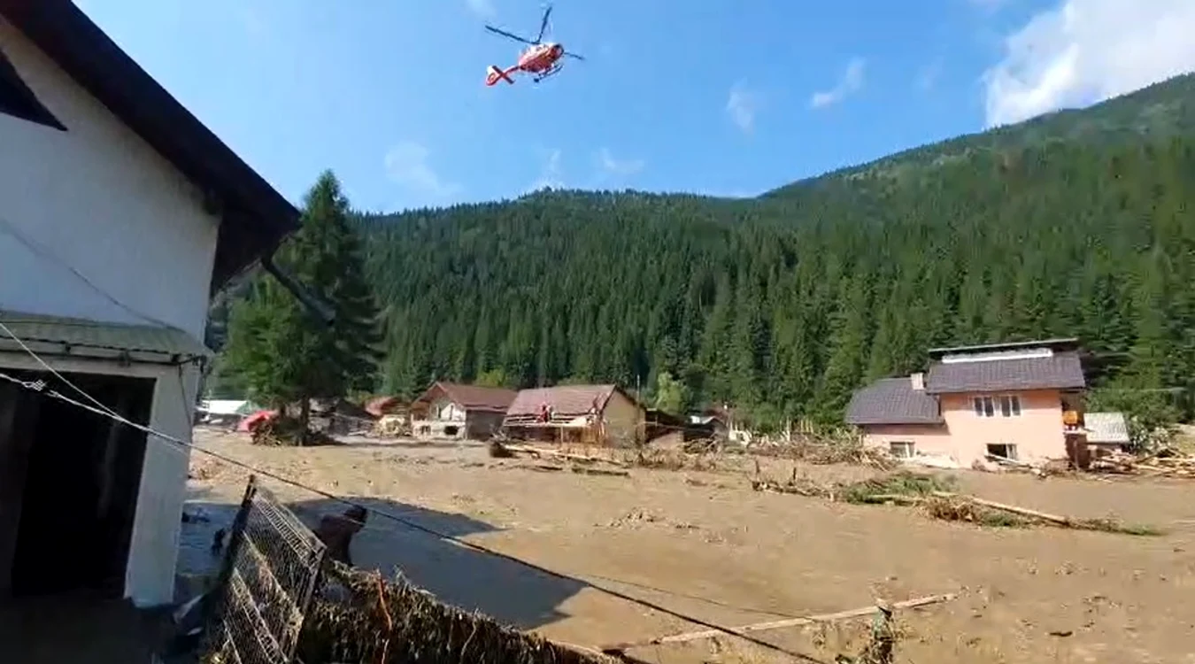 Localnicii sunt evacuați cu ajutorul elicopterului Foto: Captură Video IGSU