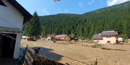 Localnicii sunt evacuați cu ajutorul elicopterului Foto DSU jpg