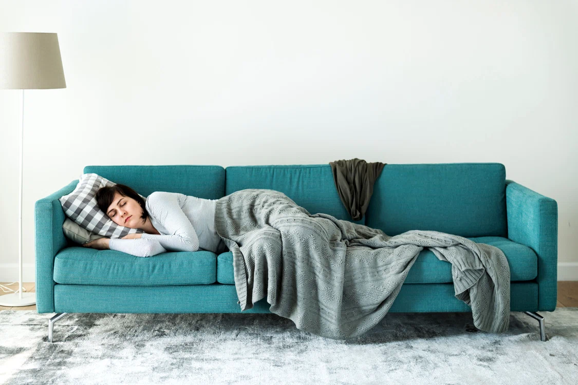 Somnul pe canapea este dăunător FOTO: Shutterstock