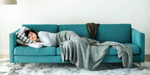 Femeie care doarme pe canapea FOTO Shutterstock