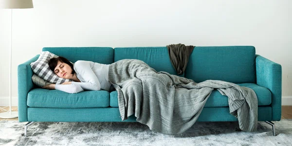 Femeie care doarme pe canapea FOTO Shutterstock 