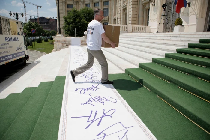 Coaliţia pentru Familie depune la Parlamentul României cele trei milioane de semnături. FOTO Inquam Photos