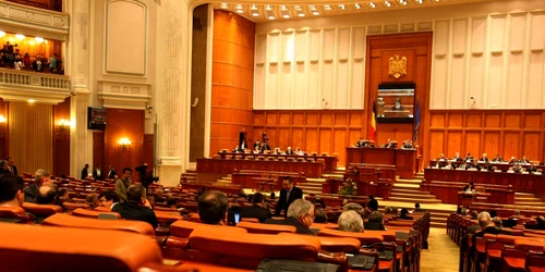 Dezbaterea moţiunii de cenzură împotriva Guvernului MRU, în Parlament