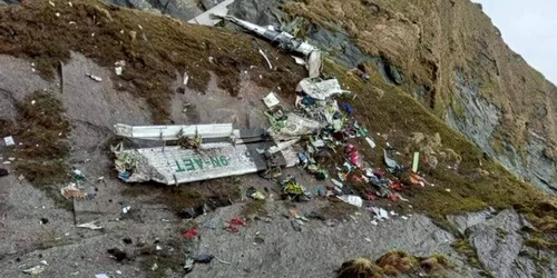 Ramasitele avionului prabusit in Nepal FOTO Nepal Army