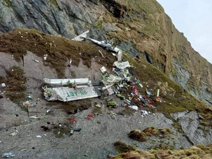 Rămăşiţele avionului prăbuşit în Nepal FOTO Nepal Army