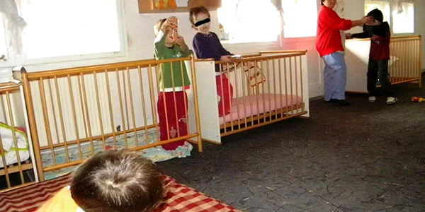 Cei mai mulţi copii abandonaţi sunt încredinţaţi asistenţilor maternali (foto arhivă)