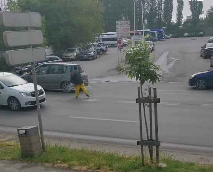 Bărbatul s-a bătut minute bune cu un agresor imaginar, dând mari emoţii şoferilor FOTO: captura video Facebook/Info Trafic Slatina