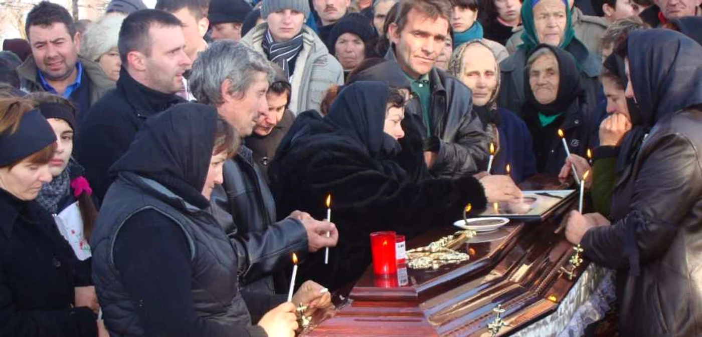 Târgu-Jiu: Lucian Cândea a fost condus pe ultimul drum de sute de oameni