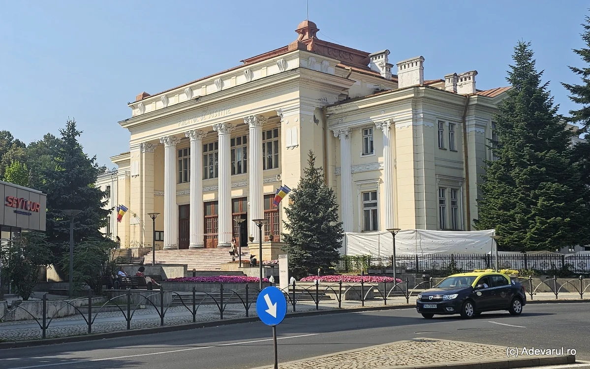 Palatul de Justiție din Râmnicu Vâlcea.