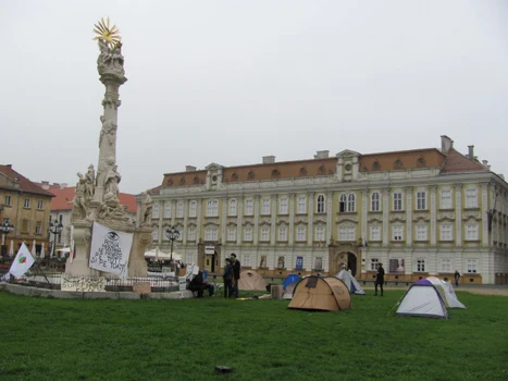 Corturi în Piaţa Unirii din Timişoara Foto