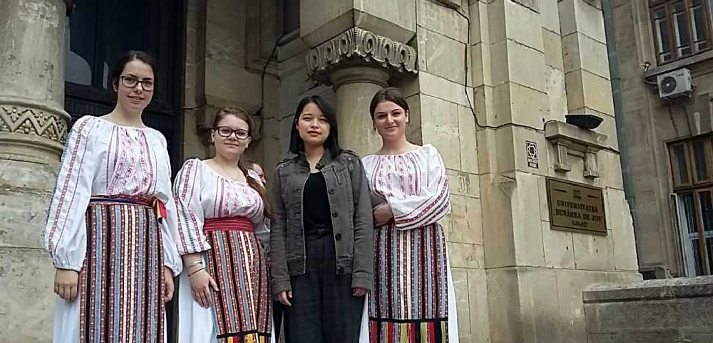 Rong Qi alături de studenţi gălăţeni îmbrăcaţi în costume tradiţionale Foto: Valentin Trufaşu