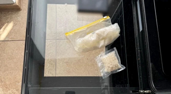 Poliția a descoperit peste 220 de grame de droguri în urma unor percheziții FOTO: Poliția Română