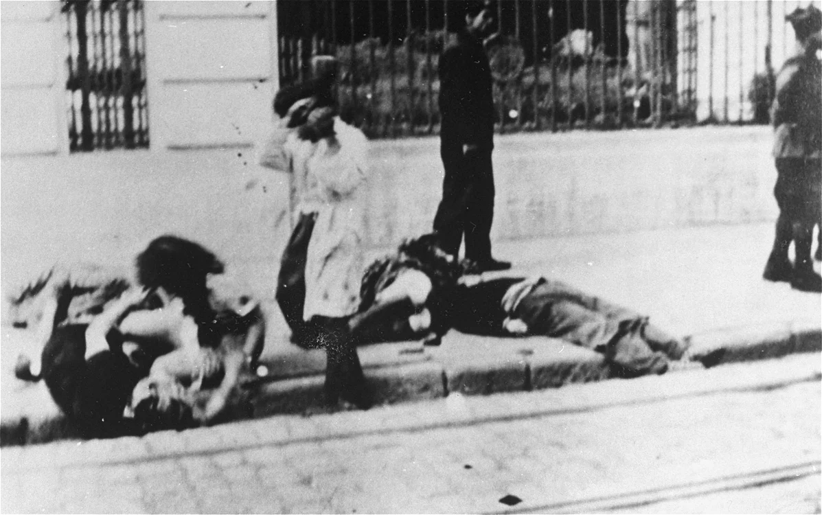 Evrei uciși pe străzile din Iași. FOTO: USHMM