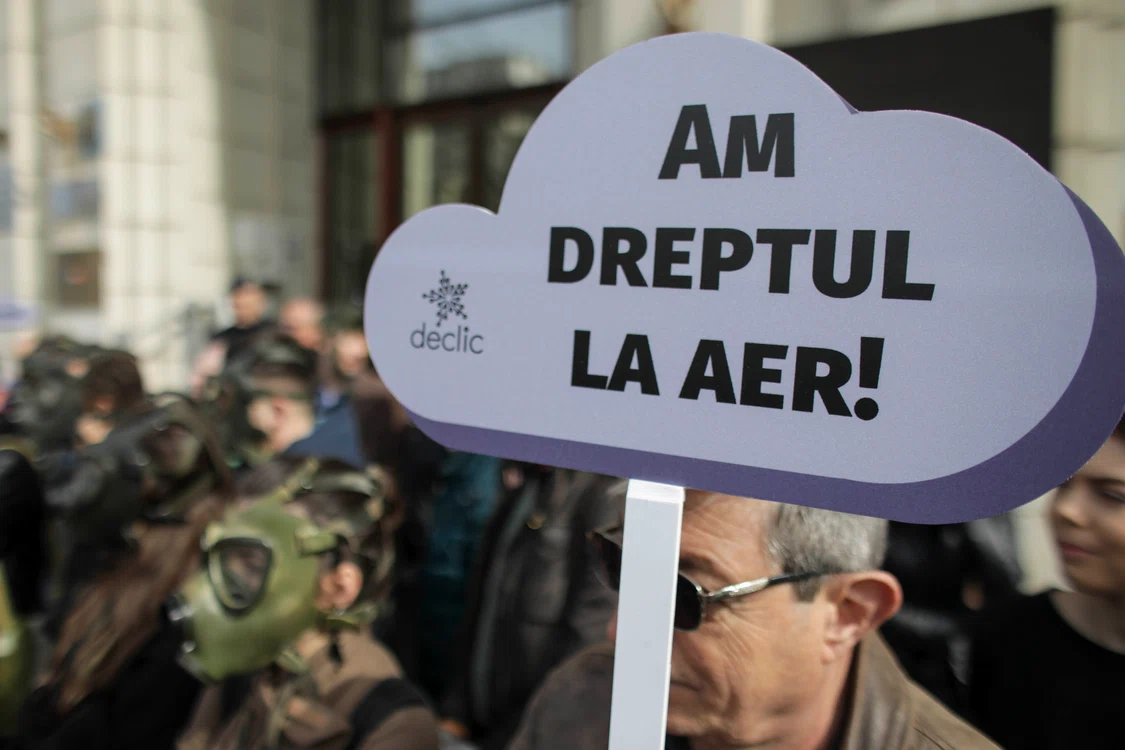Participanţii au avut pancarte în formă de nori, cu mesaje precum "Aerul nostru e praf şi pulbere", "Nu mai am aer"