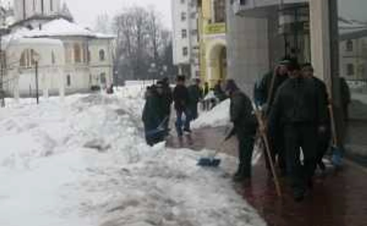 Deținuții au curățat de zăpadă de pe strada Tudor Vladimirescu