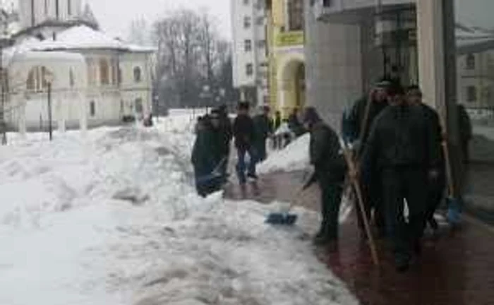 Deținuții au curățat de zăpadă de pe strada Tudor Vladimirescu
