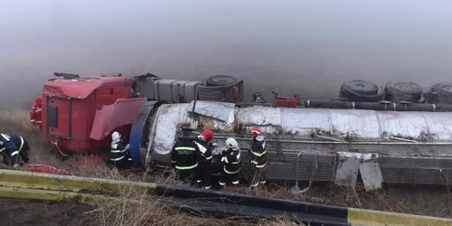 autocisternă încărcată cu hidroxid de sodiu răsturnată în olt