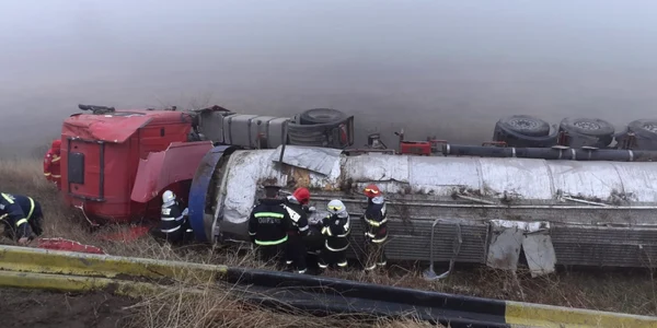autocisternă încărcată cu hidroxid de sodiu răsturnată în olt