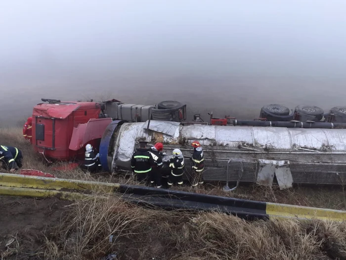 autocisternă încărcată cu hidroxid de sodiu răsturnată în olt