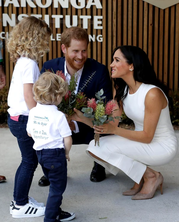 Harry şi Meghan interacţionază cu cei mici şi par să fie nerăbdători să îşi cunoascp fiul sau fiica