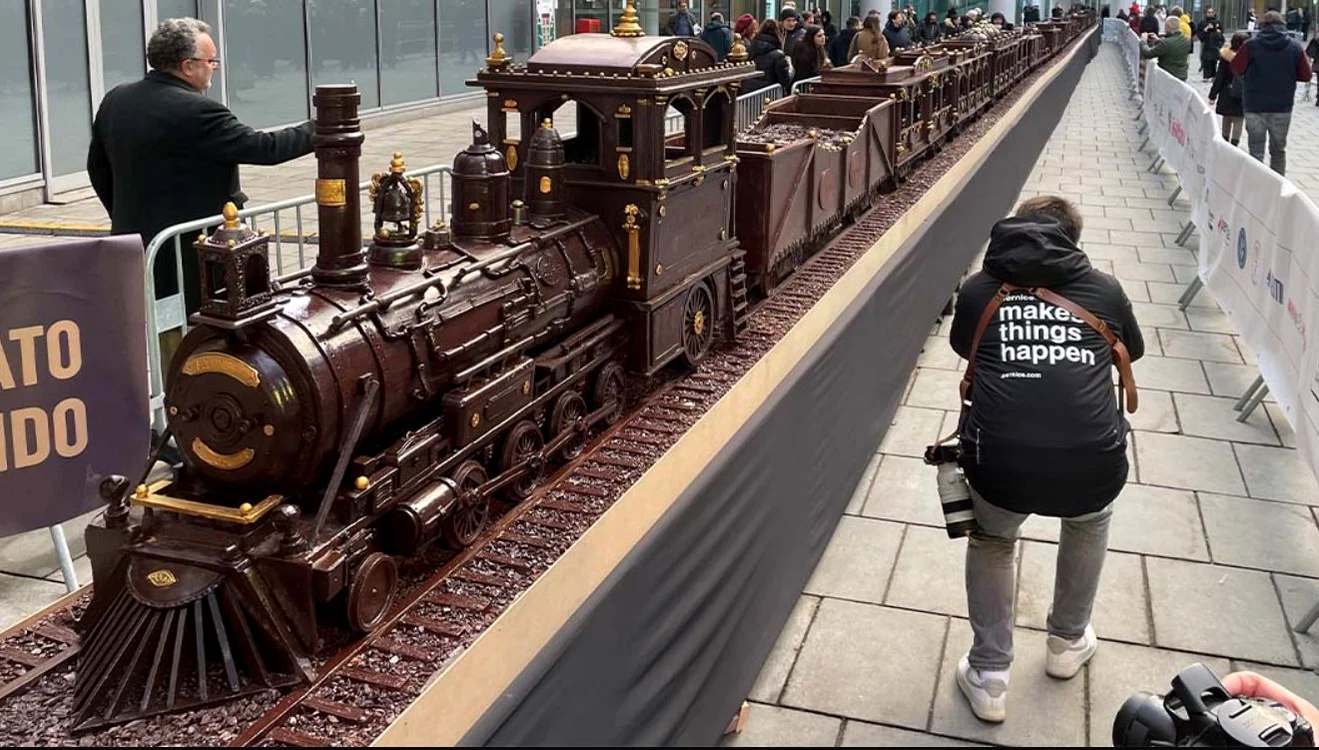 Trenul a fost realizat din ciocolată belgiană (Foto: Guinness World Records)