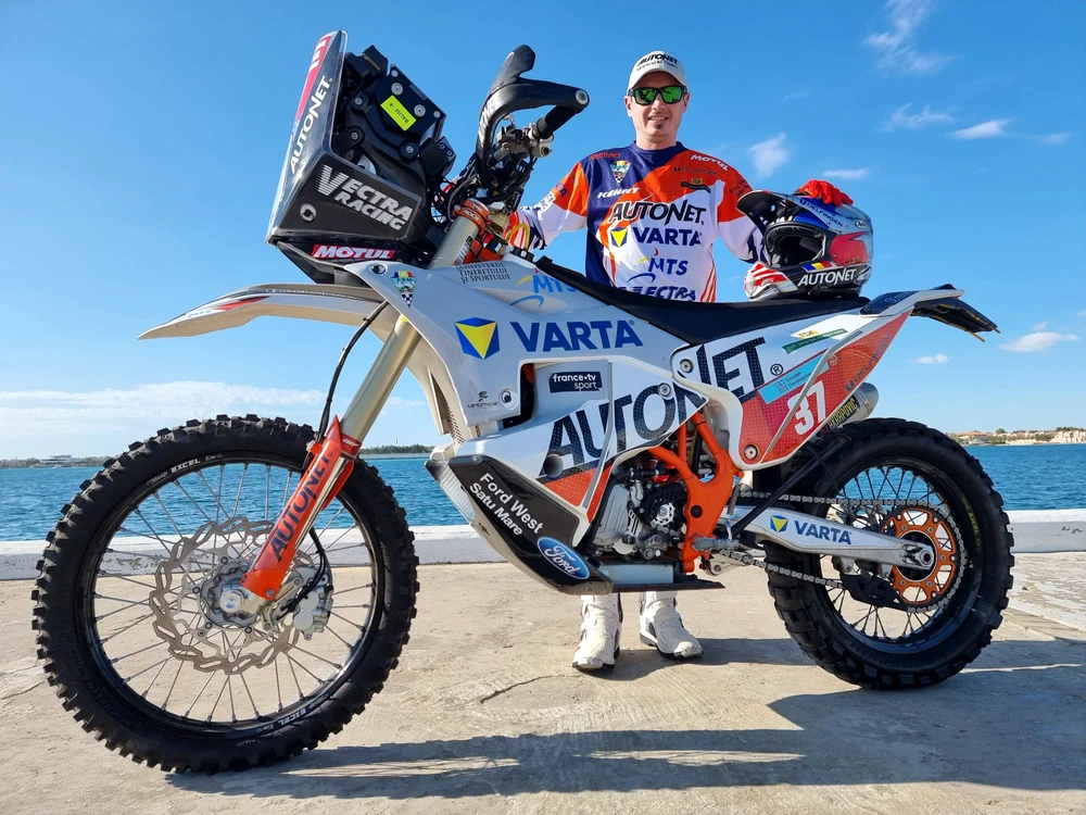 Mani Gyenes s-a fotografiat alături de motocicleta cu care va concura