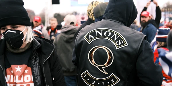 Simpatizanţi QAnon la mitingul Opriţi Furtul de la Washingon 6 ianuarie 2020 FOTO Spencer Platt/Getty Images