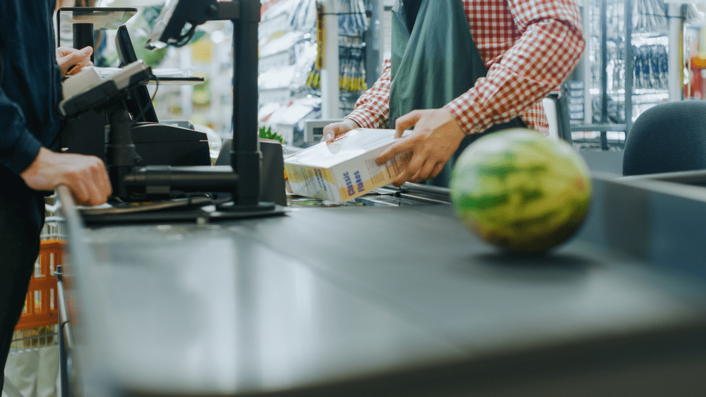 Ce a pățit angajatul unui supermarket care a furat o roată de cașcaval