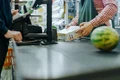 Supermarket - cumparaturi - casier FOTO Shutterstock 