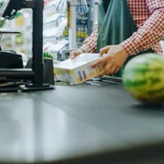 Supermarket - cumparaturi - casier FOTO Shutterstock 