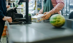 Supermarket - cumparaturi - casier FOTO Shutterstock 