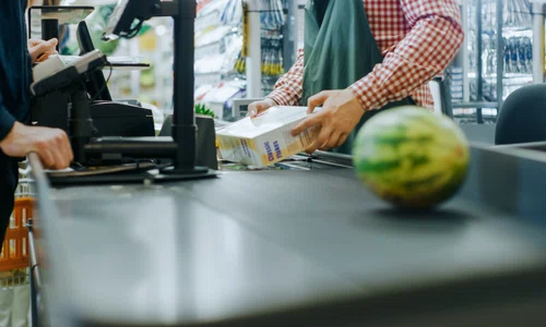 Supermarket - cumparaturi - casier FOTO Shutterstock 
