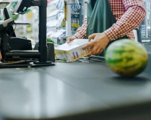 Supermarket - cumparaturi - casier FOTO Shutterstock 