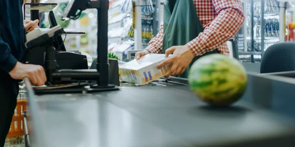 Supermarket - cumparaturi - casier FOTO Shutterstock 