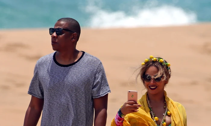 EXCLUSIVE: *PREMIUM EXCLUSIVE RATES APPLY* *NO WEB UNTIL 11 30PM PST, JUNE 20* A swimsuit clad Beyonce and shirtless Jay Z make a splash on their Hawaiian getaway  jpeg