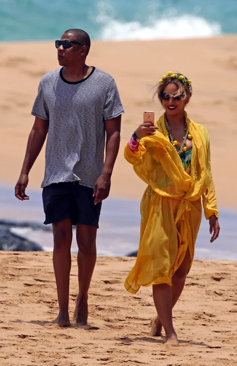 EXCLUSIVE: *PREMIUM EXCLUSIVE RATES APPLY* *NO WEB UNTIL 11 30PM PST, JUNE 20* A swimsuit clad Beyonce and shirtless Jay Z make a splash on their Hawaiian getaway  jpeg